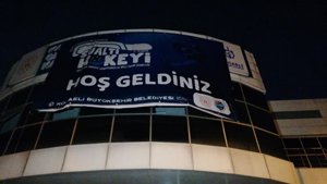 Sporcuları havuzdan çıkartıp tüm takımı diskalifiye ettiler