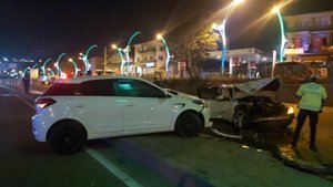 D-100'de üç araç birbirine girdi