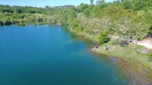 Amatör balıkçılar balık tutmak için, çocuklar birinci olabilmek için yarıştı
