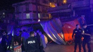 Freni boşalan kamyon kamelyaya daldı