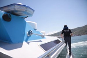 Denizin ortasında kaçacak delik aradılar