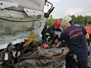 Sürücüsü uyuyan tır, başka tıra arkadan çarptı