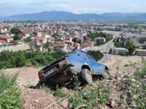 Kapının önüne park edilen otomobil dik rampadan yol kenarına uçtu