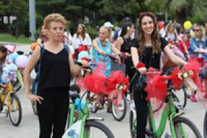 Süslü kadınlar İzmit'in sokaklarına renk kattı