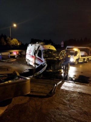  Takla atan ambulans hurdaya döndü