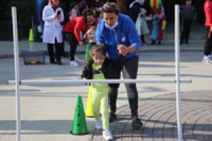  Umudun simgesi mavi balonlar gökyüzüne uçtu