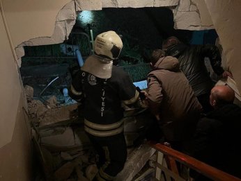 Yuvam Akarca'da istinad duvarı binaya doğru çöktü