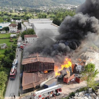 Kartepe’de geri dönüşüm fabrikasında yangın