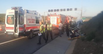 Alev topuna dönen araçtaki yolcular canını zor kurtardı