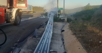 Alev topuna dönen araçtaki yolcular canını zor kurtardı