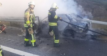 Alev topuna dönen araçtaki yolcular canını zor kurtardı