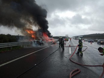 Kuzey Marmara Otoyolunda 2 otomobil alev topuna döndü