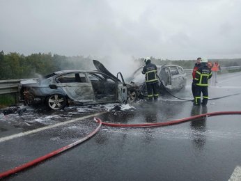 Kuzey Marmara Otoyolunda 2 otomobil alev topuna döndü