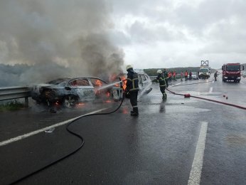 Kuzey Marmara Otoyolunda 2 otomobil alev topuna döndü