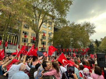 Yüzüncü yıl anı tahtasına imzalarını attılar.