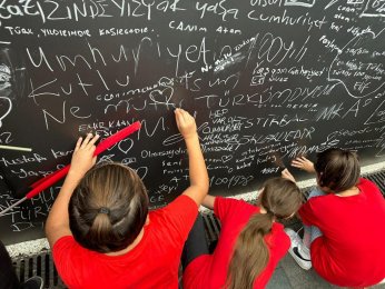 Yüzüncü yıl anı tahtasına imzalarını attılar.