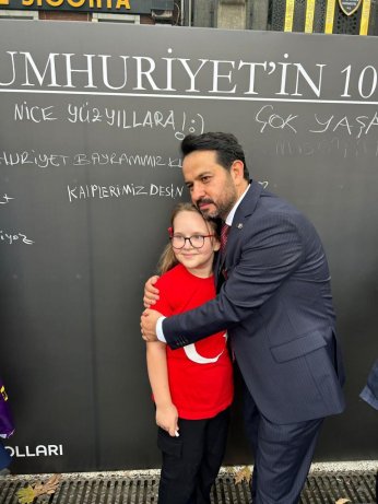 Yüzüncü yıl anı tahtasına imzalarını attılar.