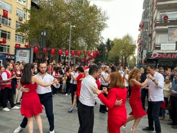 Yüzüncü yıl anı tahtasına imzalarını attılar.