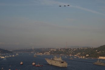 Türk Donanması  İstanbul Boğazı'nda Cumhuriyet'in güneşini böyle selamladı
