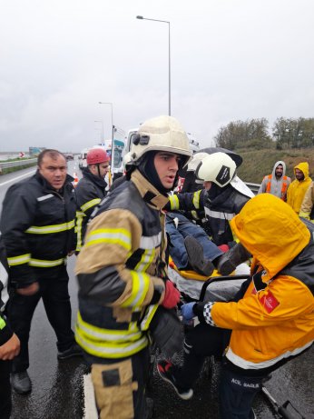 İşçi servisi ile ticari araç çarpıştı