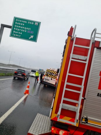 İşçi servisi ile ticari araç çarpıştı