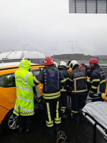 İşçi servisi ile ticari araç çarpıştı