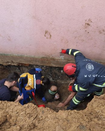 Boğazına kadar toprağa gömülen işçiyi itfaiye ekipleri kurtardı