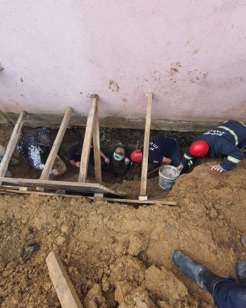 Boğazına kadar toprağa gömülen işçiyi itfaiye ekipleri kurtardı