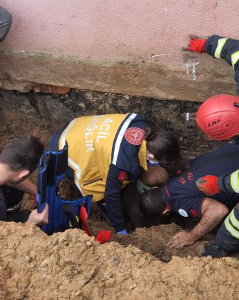 Boğazına kadar toprağa gömülen işçiyi itfaiye ekipleri kurtardı