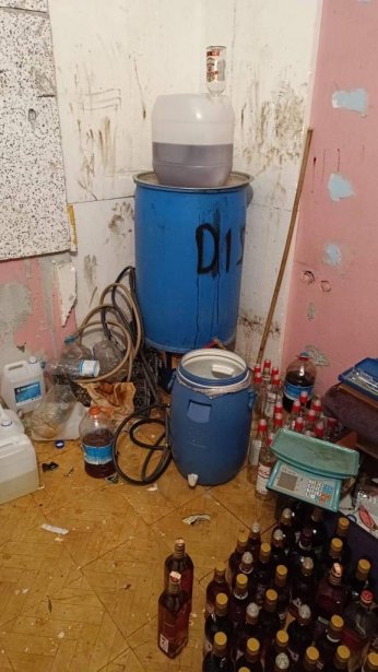 Jandarma yüzlerce şişe sahte içki ele geçirdi