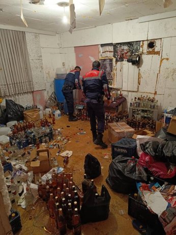 Jandarma yüzlerce şişe sahte içki ele geçirdi