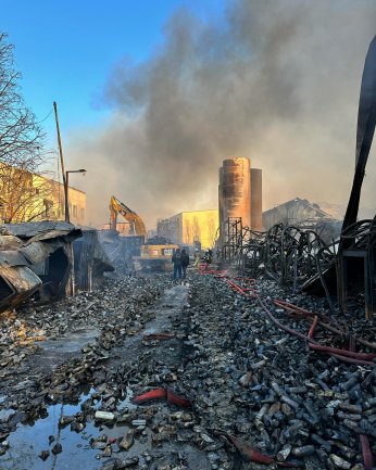 Fabrika alevlere teslim oldu