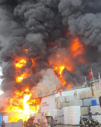 Fabrika alevlere teslim oldu