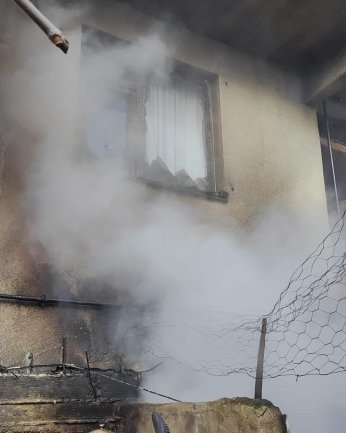 Alevler kısa sürede tüm evi kapladı