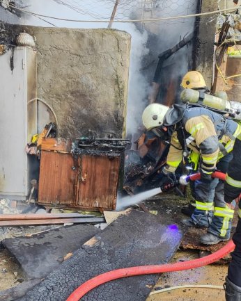 Alevler kısa sürede tüm evi kapladı