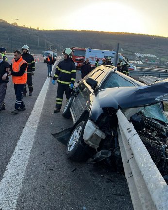 Lüks araç bariyerlere girdi