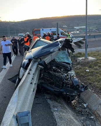 Lüks araç bariyerlere girdi