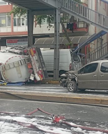 Benzin yüklü tanker devrildi,karayolu trafiğe kapatıldı