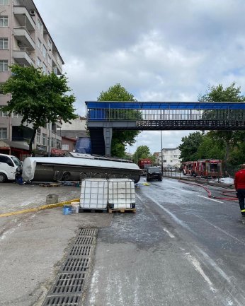 Benzin yüklü tanker devrildi,karayolu trafiğe kapatıldı