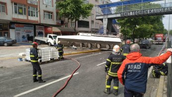 Benzin yüklü tanker devrildi,karayolu trafiğe kapatıldı