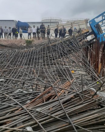 Gübretaş fabrikası inşaatında demir kalıbı devrildi