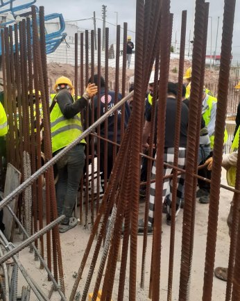 Gübretaş fabrikası inşaatında demir kalıbı devrildi