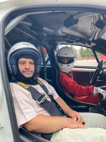 Özel bireyler, yarış pistinde sürüş deneyimi yaşadı