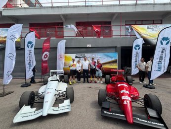 Özel bireyler, yarış pistinde sürüş deneyimi yaşadı