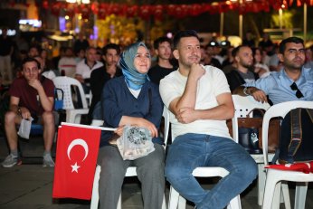 Ay-Yıldızlı coşku meydana sığmadı