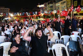 Ay-Yıldızlı coşku meydana sığmadı