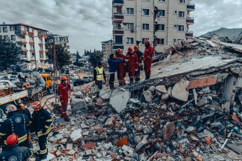 Kutsal mücadele, alevler arasında zamanla yarış