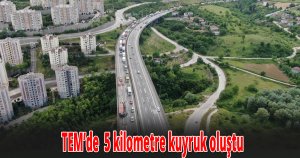 TEM’de bariyerlere çarpan tırın dorsesi devrildi