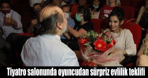 Tiyatro salonunda oyuncudan sürpriz evlilik teklifi