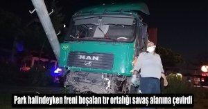 Park halindeyken freni boşalan tır ortalığı savaş alanına çevirdi